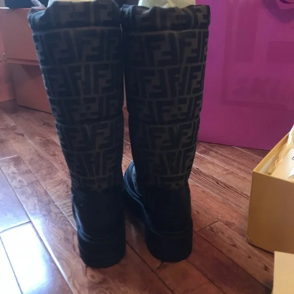 FENDI SIGNATURE - Picture 4 of 7